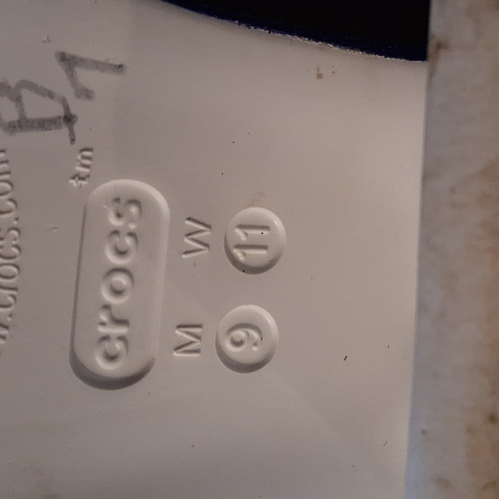 Hello Kitty Crocs - Picture 3 of 6